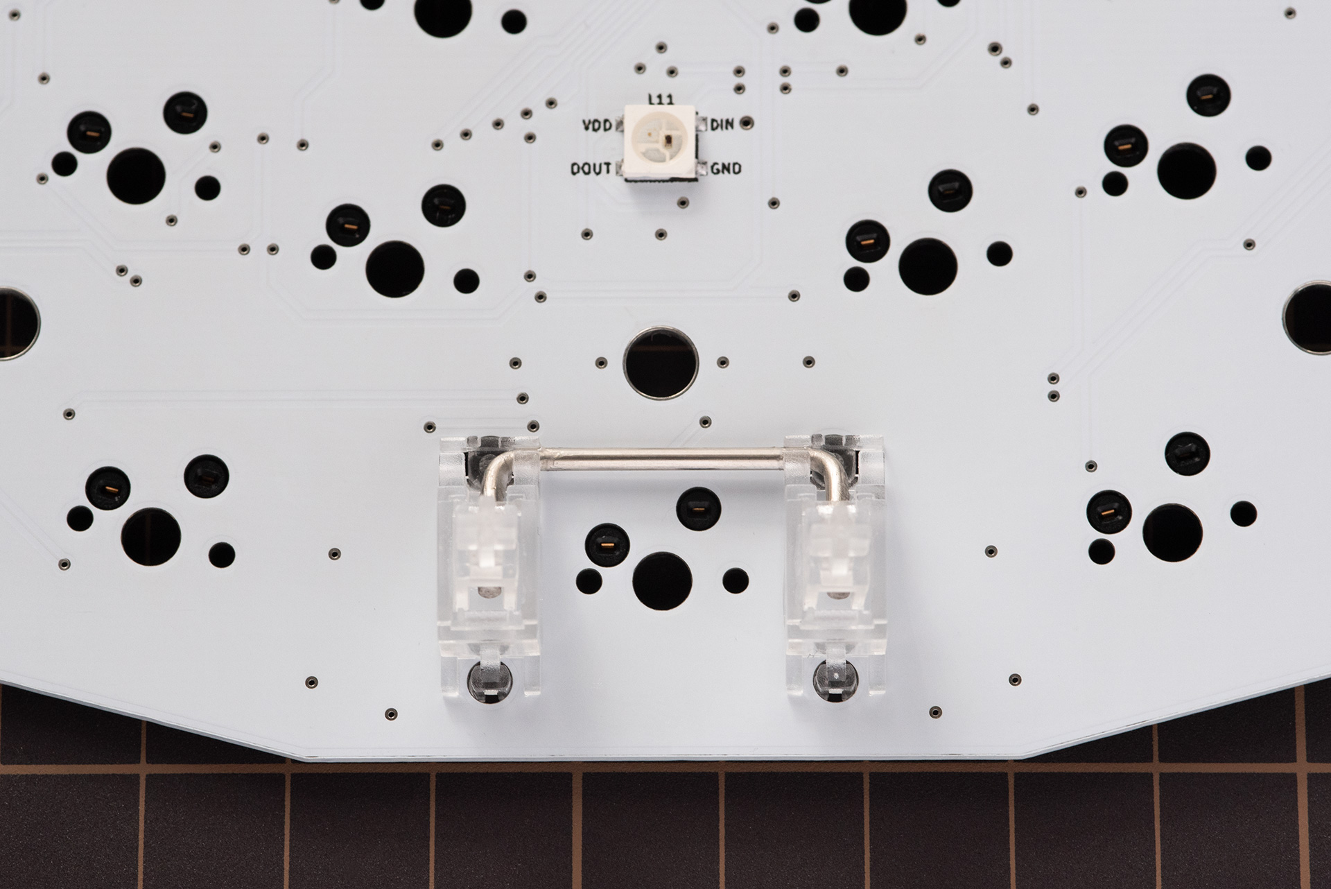 2u stabiliser mounted to the front of the PCB